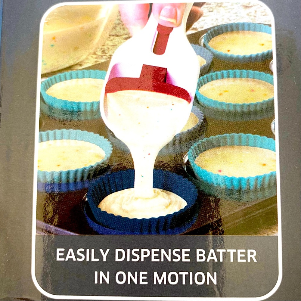 Crofton Cupcake Baking Kit. Includes handy batter scoop & 12 silicone cups. New